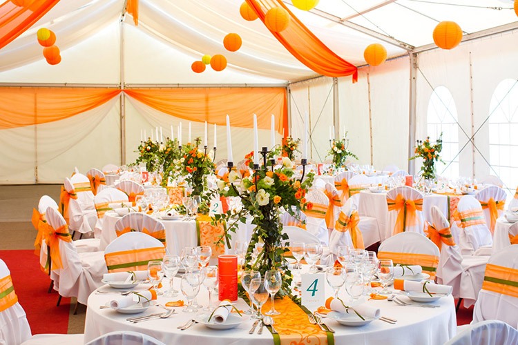 Оформление зала для свадьбы в оранжевом цвете